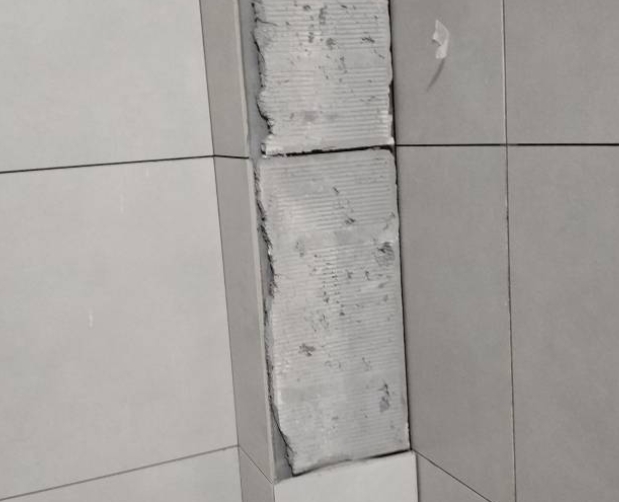 沧州市瓷砖空鼓维修公司分享下瓷砖施工前基层浇水润湿程度不足，可能导致以下问题